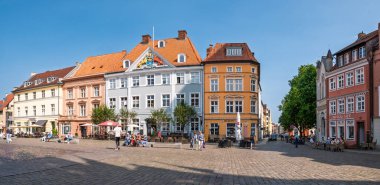 Stralsund, Almanya - 20 Ağustos 2024: Renkli Barok ve Tuğla Gotik şehir evleri olan eski pazar meydanı, Stralsund, Mecklenburg-Vorpommern