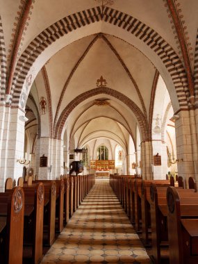 Burg auf Fehmarn, Almanya - Sep 3, 2024: Burg auf Fehmarn 'daki Saint Nicholas Kilisesi, Schleswig-Holstein, kemerli ve sunaklı salon kilisesi