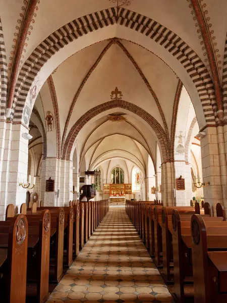 Burg auf Fehmarn, Almanya - Sep 3, 2024: Burg auf Fehmarn 'daki Saint Nicholas Kilisesi, Schleswig-Holstein, kemerli ve sunaklı salon kilisesi
