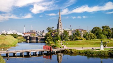 Kopenhag, Danimarka - 12 Ağustos 2024: Kastellet, Langelinie 'deki Saint Alban Kilisesi ile Churchill Parkı