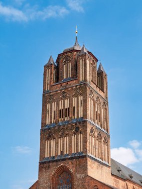 Stralsund, Almanya - 20 Ağustos 2024: Aziz James Kilisesi 'nin tuğla çan kulesi, Jakobikirche, tarihi eski şehir Stralsund, Mecklenburg-Vorpommern