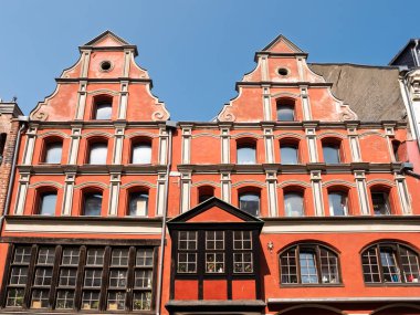 Stralsund, Almanya - 20 Ağustos 2024: Volt gablonları ve eski Stralsund kenti, Mecklenburg-Batı Pomerania 'daki Badenstrasse üzerinde yarım kereste elementlere sahip tarihi çift kanatlı tuğla bina