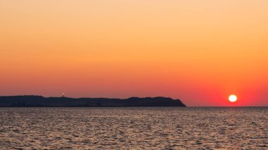 Dornbusch deniz feneri ve Hiddensee Adası, Baltık Denizi, Nationalpark Vorpommersche Boddenlandschaft, Almanya kıyıları üzerinde canlı gün batımı