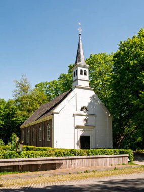 Wilhelminaoord, Hollanda - 11 Mayıs 2025: Wilhelminaoord 'daki Hollanda Reformlu Koloni Kilisesi, Westerveld, Drenthe, Hollanda' daki eski bir tarım kolonisi, şimdi UNESCO dünya mirası sahası
