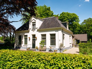 Wilhelminaoord, Hollanda - 11 Mayıs 2025: Westerveld, Drenthe, Hollanda 'da eski bir tarım kolonisi olan Wilhelminaoord Kolonisi' nin yanındaki papaz evi