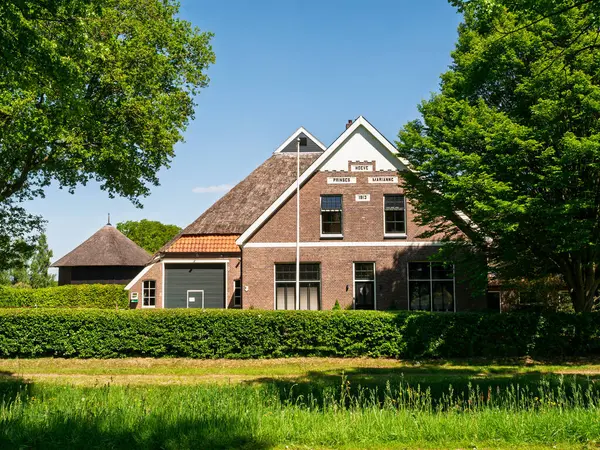 Wilhelminaoord, Hollanda - 11 Mayıs 2025: Westerveld, Drenthe, Hollanda 'da eski bir tarım kolonisi olan Wilhelminaoord' da saman ambarı olan Prenses Marianne Çiftliği, şu anda UNESCO 'nun dünya mirası