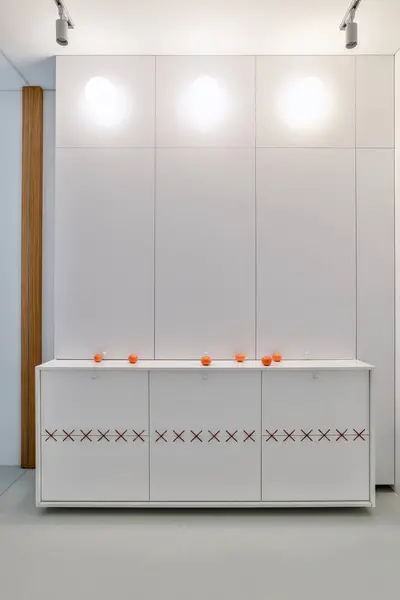 바르샤바의 스튜디오의 미니멀리즘 인테리어 디자인 가벼운 콘크리트 충분한 자연광을 현대적인 로열티 프리 스톡 이미지
