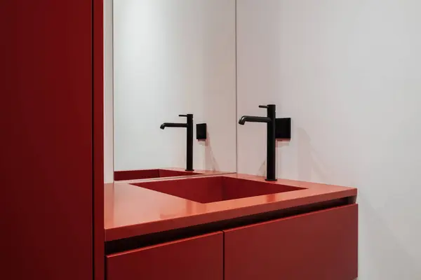 캐비닛 싱크대 거울을 욕실입니다 세련되고 현대적이며 바닥을 보완합니다 로열티 프리 스톡 이미지
