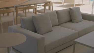 Koltuk, masa ve sandalye gibi mobilyaların olduğu rahat bir oturma odası. İç dizayn, duvarları ve zemini olan dikdörtgen şeklinde bir oda içeriyor, etkinliklere ev sahipliği yapmak için mükemmel.