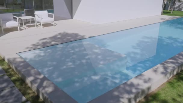 房子的后院有一个宽敞的游泳池 周围环绕着茂盛的绿草和一个复合材料甲板 — 图库视频影像