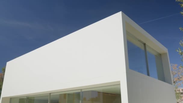 明確な青空の背景に設定された多数の長方形の窓を備えた複合材料で作られたファサードを備えた家 — ストック動画