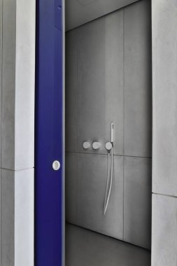 Şık ve modern bir duş, pürüzsüz yüzeylerin yanı sıra geliştirmek için zarif, minimalist eşyalar içerir.