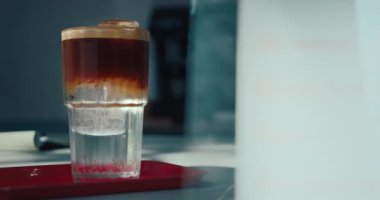 Profesyonel barista tarafından hazırlanan ferahlatıcı espresso toniği hazırlama süreci. Özel kahve dükkanında yeni tarz kahve içecekler..