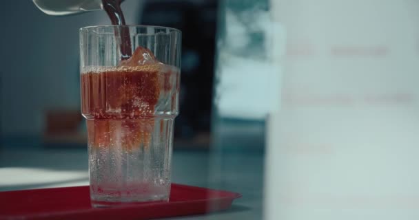 Förberedelseprocess För Uppfriskande Espresso Tonic Görs Professionell Barista Stil Kaffedrycker — Stockvideo