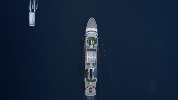Prachtige Antenne Drone Vergelijken Schot Van Schepen Reusachtige Cruiseschip Jacht — Stockvideo