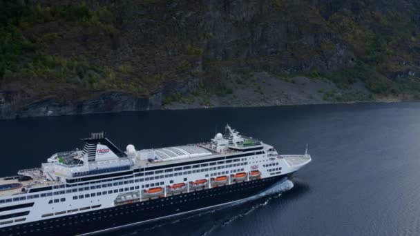 Потрясающий Вид Беспилотника Гигантский Пассажирский Круизный Корабль Внутри Эпического Норвежского — стоковое видео