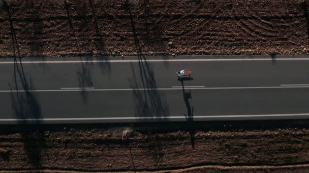 Drone Aéreo Tiro Skatista Montando Longboard Estrada Rural Vazia Épica — Vídeo de Stock