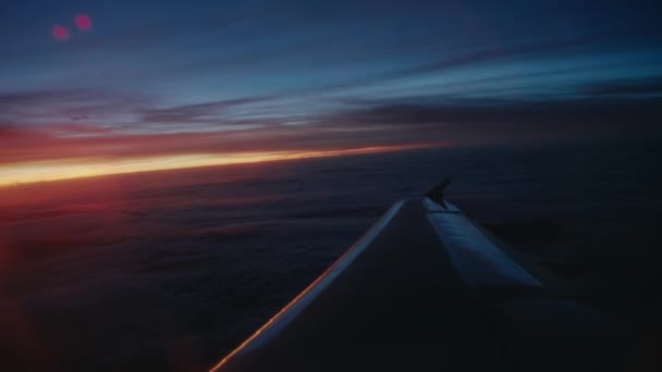 Uçak Penceresinden Bulutların Günbatımının Üzerinde Uçan Uçak Kanadında Inanılmaz Bir — Stok video