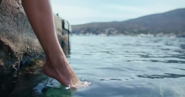 Genç Kadın Ayaklarını Okyanus Suyuna Daldırıyor Bayan Turist Tatil Kasabasında — Stok video