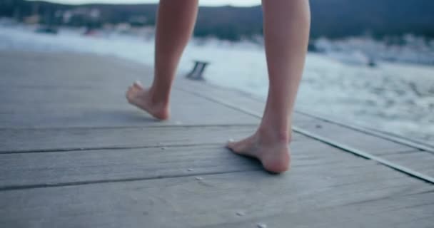 Cerca Los Pies Femeninos Caminan Sobre Muelle Madera Mujer Flaca — Vídeos de Stock