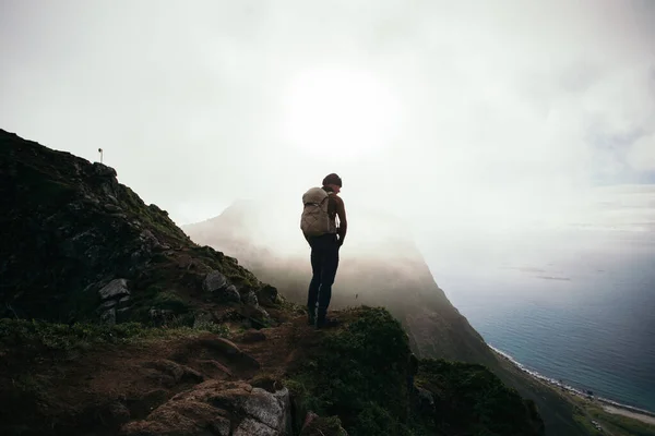 Турист Стоит Вершине Горного Восхождения Человек Туристическом Костюме Рюкзаком Стоит — стоковое фото
