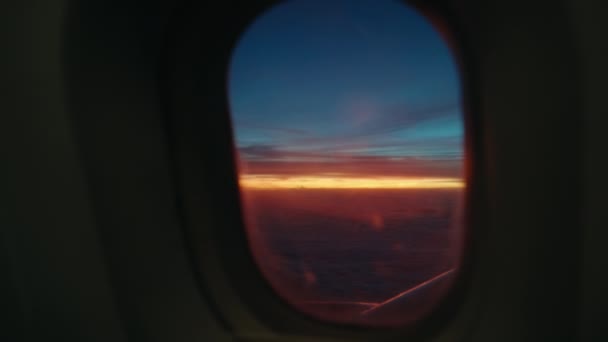 Widok Przed Oknem Samolotu Epicki Zachód Słońca Nad Chmurami Słońce — Wideo stockowe