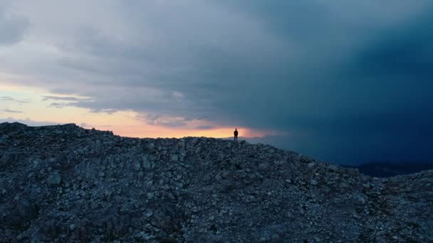 男の小さなシルエット山の尾根を歩くと ドローンで撮影した 小さな人が上り坂を歩くと壮大な山の風景の空中ビュー 要素に対する人 — ストック動画