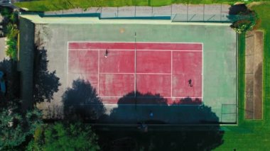Tenis kortunda oynayan insanların en iyi görüntüsü. Yeni oyuncular sahaya giriyor. Yaz kulübü yarışması. Eski raket sahası ve dans antrenmanı yapan arkadaşları. Mahkemede tepeden tırnağa görünüm