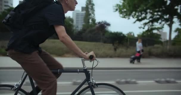 Şehirdeki Banliyö Bisikletçisinin Yan Görüntüsü Genç Adam Işe Giderken Bisiklet — Stok video