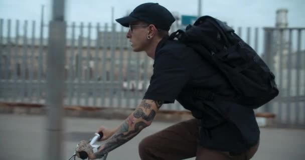 Tiro Lateral Homem Millennial Legal Jovem Andar Bicicleta Velocidade Única — Vídeo de Stock