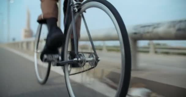 近景拍摄的通勤骑自行车艰难地单速城市自行车 城市地区的人骑自行车在自行车道上 自由轮毂和链条 — 图库视频影像