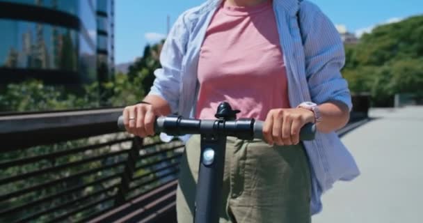 年轻的嬉皮士女人骑电动车 千禧年妇女使用共享经济的城市交通 在城市街道上骑电子摩托车 城市现代通勤者使用滑板车应用程序 — 图库视频影像