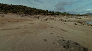 Çölde motosikletli maceraperest uçağın destansı görüntüsü. Patikadaki off-road motosikleti ya da kumlu kum tepeleri ya da dağlardaki çakıllı yol. Eğlenceli ve heyecan verici motosiklet macerası