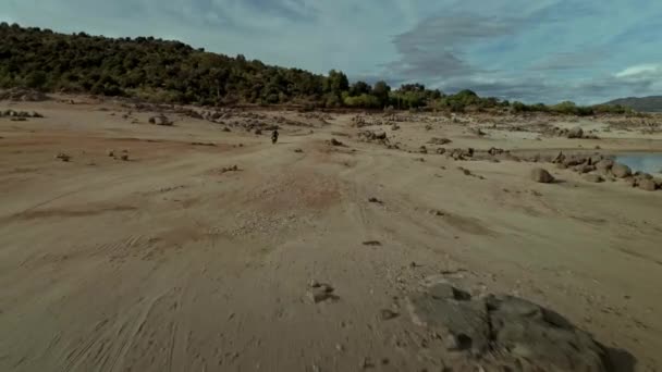 Óriási Drónfelvétel Kalandmotorosokról Sivatagban Offroad Motorkerékpár Ösvényen Vagy Kavicsos Homokos — Stock videók
