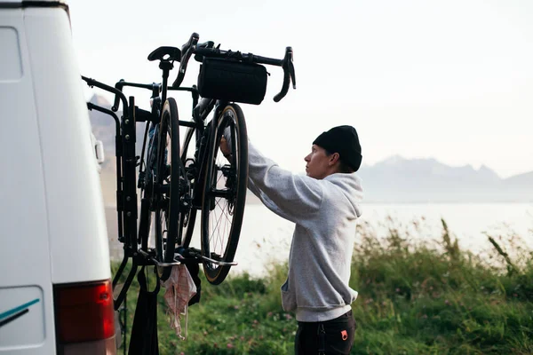 Hombre Adjuntar Dos Bicicletas Cremallera Bicicleta Parte Posterior Caravana Viaje —  Fotos de Stock