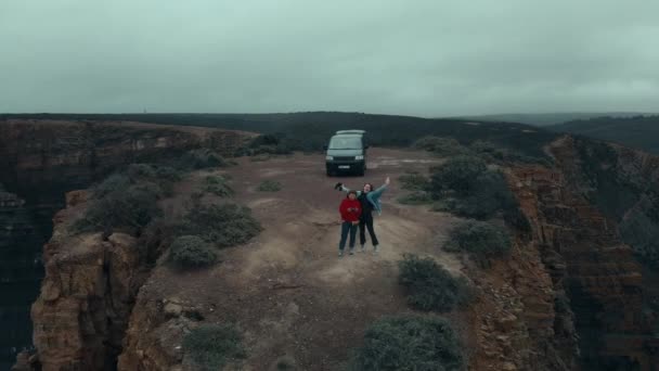 Aerial Drone Shot Couple Stand Top Adventure Van Edge Cliff — Vídeo de stock