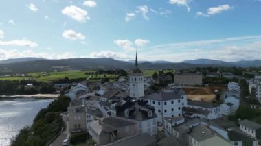 İspanya, Asturias 'taki Castropol' de hava aracı görüntüsü. CASTROPOL, İSPAN - MAYIS 2018