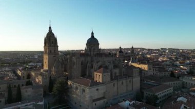 İspanya 'daki Salamanca Katedrali' nde hava aracı görüntüsü. Gün batımında etkileyici gotik katedral..