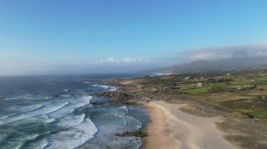 Praia Balieiros 'un insansız hava aracı görüntüsü. Yüksek kalite 4K görüntü. Destansı ilham verici el değmemiş Kuzey İspanya kıyısı