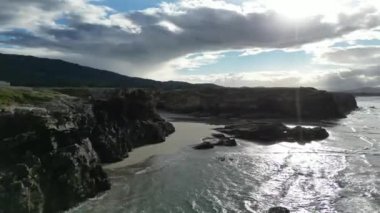 Kuzey İspanya sahillerinde hava aracı. Sadece gelgitte görülebilen eşsiz kaya kemerleri ve mağaralar içeren tarihi sahiller.
