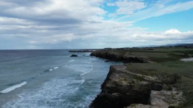 Kuzey İspanya sahillerinde hava aracı. Sadece gelgitte görülebilen eşsiz kaya kemerleri ve mağaralar içeren tarihi sahiller.