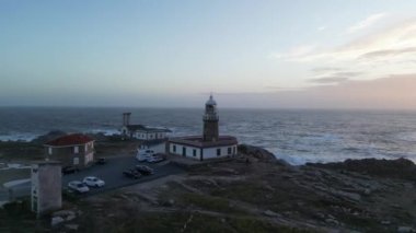 Faro de Corrubedo deniz fenerinin hava aracı görüntüsü. Gün batımında inanılmaz bir İspanyol sahili. CORRUBEDO, İSPAN - MAYIS 2018