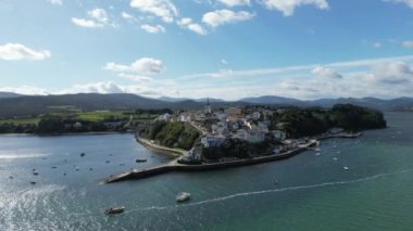 İspanya, Asturias 'taki Castropol' de hava aracı görüntüsü. CASTROPOL, İSPAN - MAYIS 2018