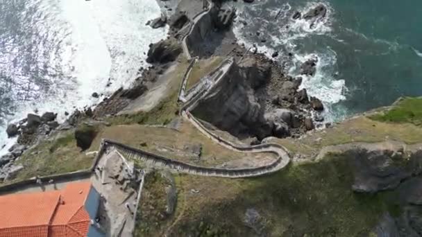 スペインのビスケーにあるガズテルガツェ修道院の空中ドローン撮影 曲がりくねった崖の道は 小さな教会とパノラマの景色を望むこの岩の多い岬につながります Gaztelugatxe スペイン 5月2018 — ストック動画