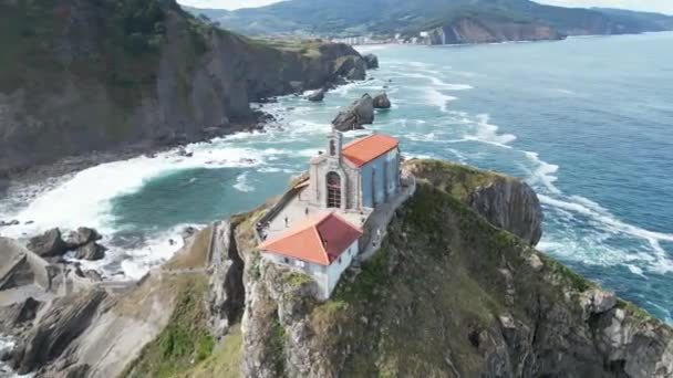 Aerial Drone Shot Gaztelugatxe Monastery Vizcaya Spain Sinuoso Sendero Acantilado — Vídeos de Stock