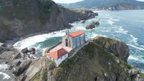 西班牙比斯开城Gaztelugatxe修道院被无人驾驶飞机击中 一条蜿蜒的悬崖边小路通向这个岩石的海角 那里有一座小教堂和全景 Gaztelugatxe Spain May 2018 — 图库视频影像