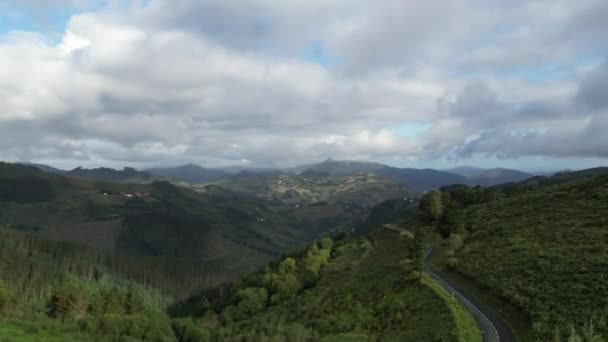 スペインの壮大な山道の空中ドローンショット 北スペインの美しい緑の景色 山の森の間の曲がりくねった道 — ストック動画