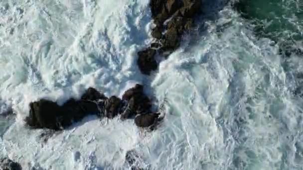 Bovenaanzicht Neerstortende Oceaangolven Indrukwekkende Kracht Van Oceaan Turquoise Water Golfschuim — Stockvideo