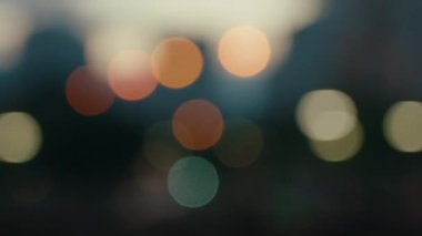 Yoğun şehir odaksız çekim, tanınmayan şekiller için bokeh ışıkları. Belgesel veya film için arkaplanı parlat