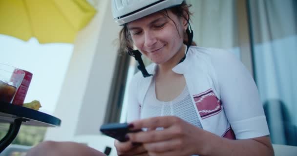 Jeune Femme Tenue Sport Cycliste Assis Dans Café Maison Télécharger — Video